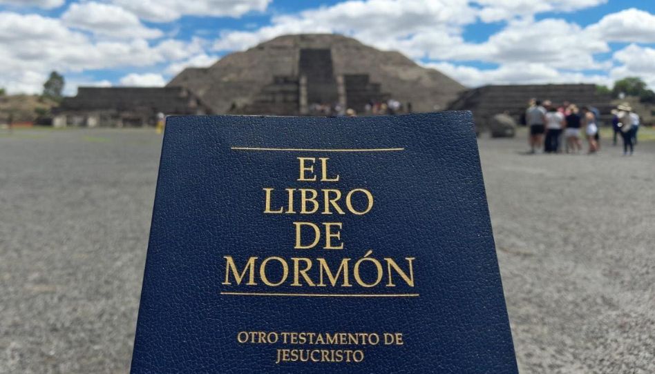 libro de mormon frente a un paisaje