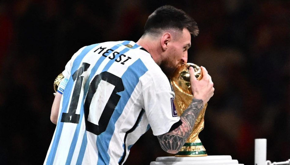 Lionel Messi besando la copa del mundo