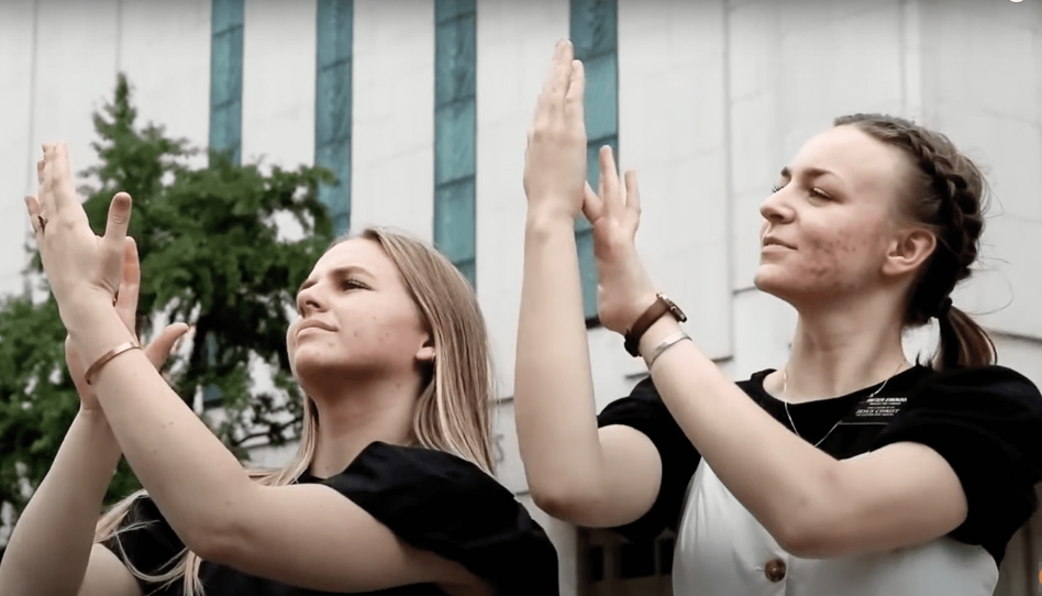 misioneras haciendo lenguaje de señas