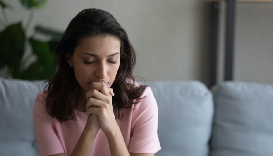 mujer orando