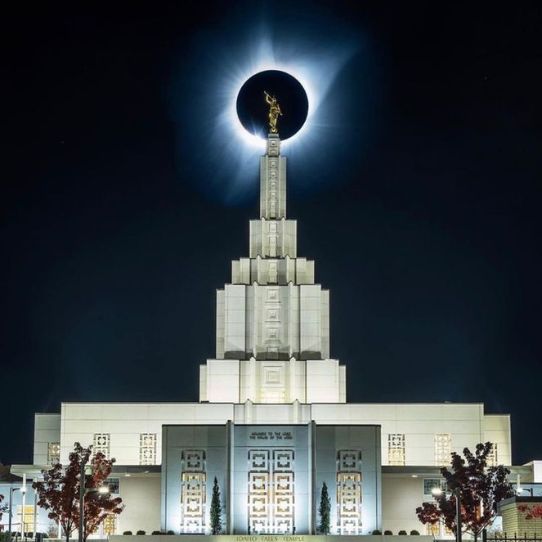 templo y el eclipse lunar