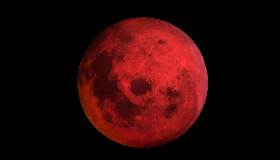 luna roja en la noche 