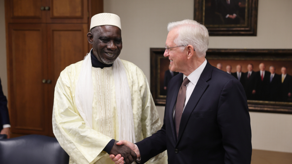 élder Christofferson con líder musulmán