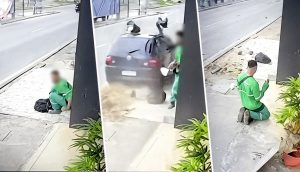 Trabajador esquiva un accidente y se arrodilla a orar en la calle