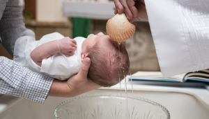 Por qué bendecimos un bebé en lugar de bautizarlo