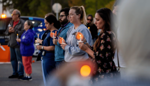 Médico entró una y otra vez a la capilla en llamas de Míchigan para salvar vidas